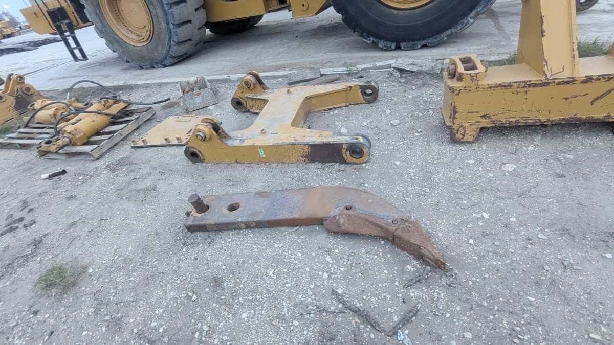 USED D8T MS RIPPER W/ 1 SHANK MQ image 4