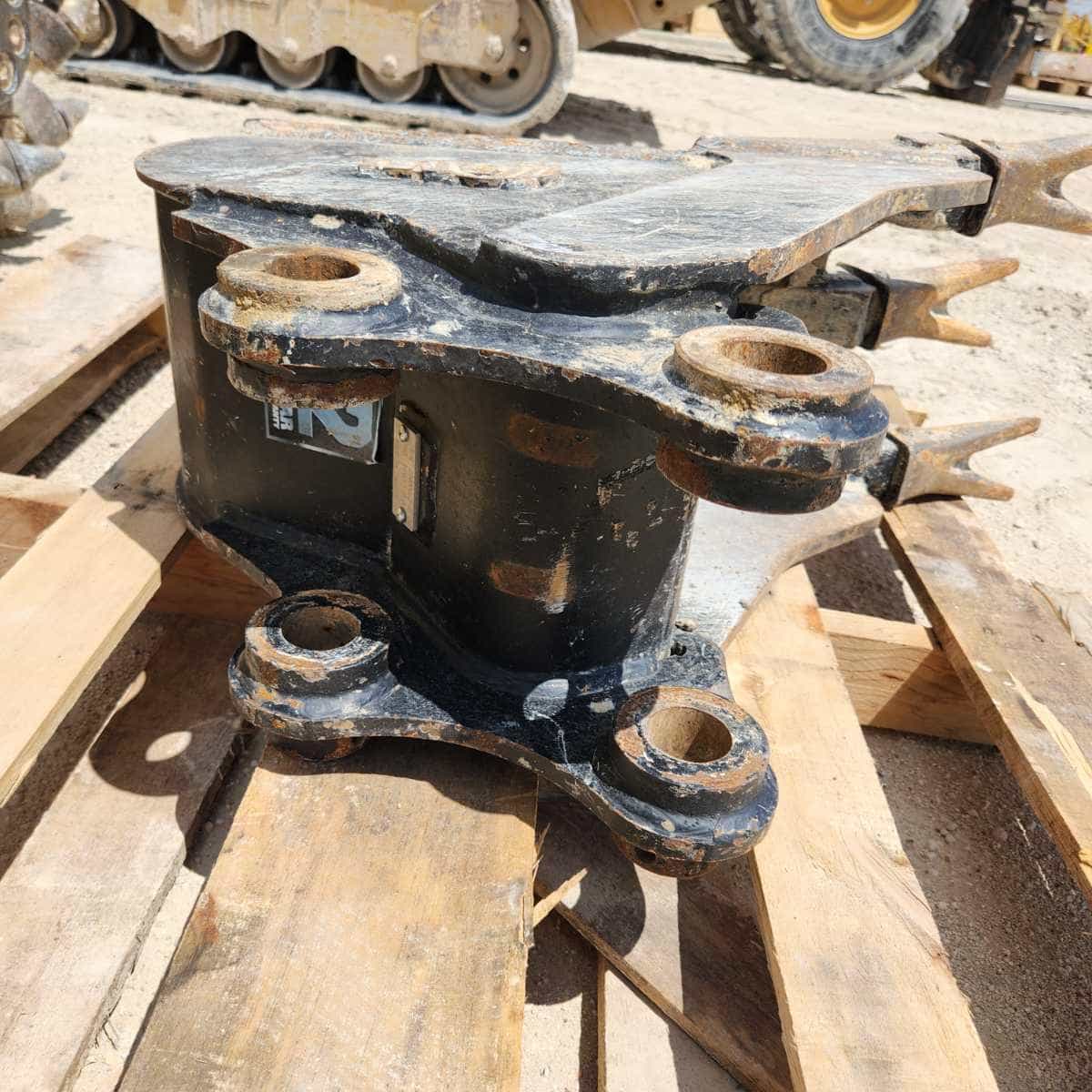 USED 12" V BOTTOM BUCKET FOR 3T MHE MQ image 3