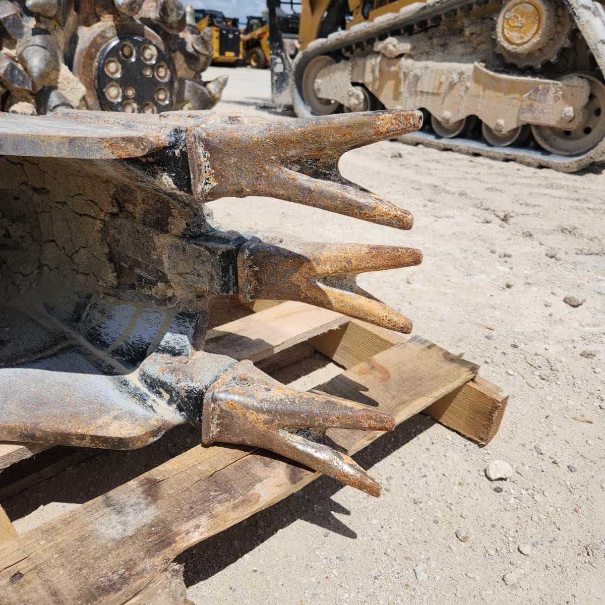 USED 12" V BOTTOM BUCKET FOR 3T MHE MQ image 5