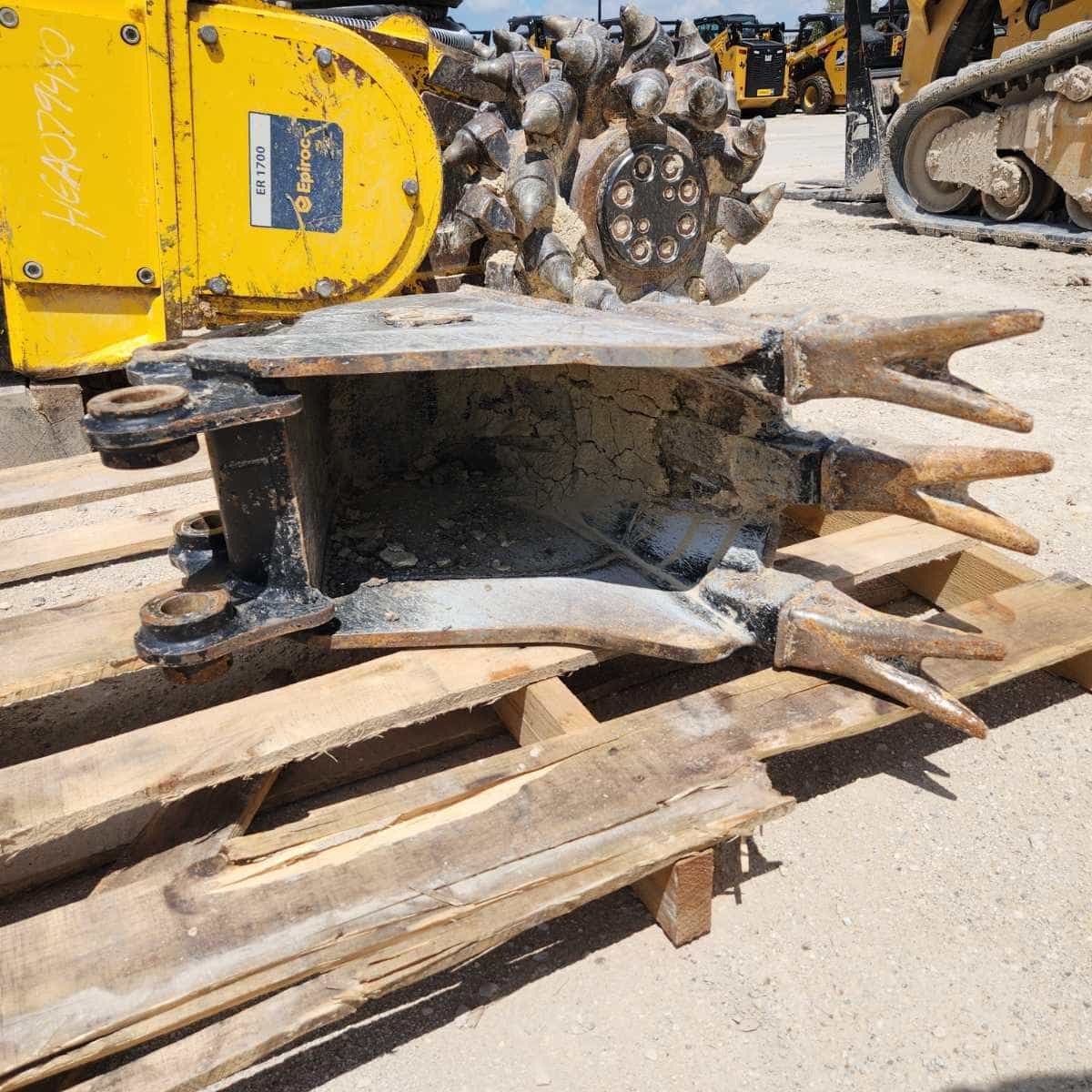 USED 12" V BOTTOM BUCKET FOR 3T MHE MQ image 7