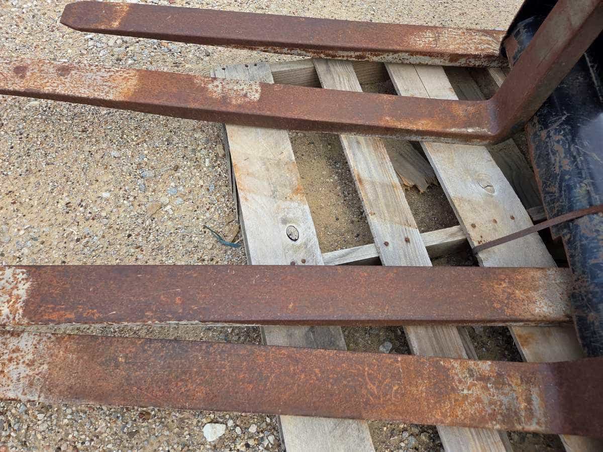 CAT CARRIAGE AND 48" FORKS FITS ALL SKID STEERS JBM image 2