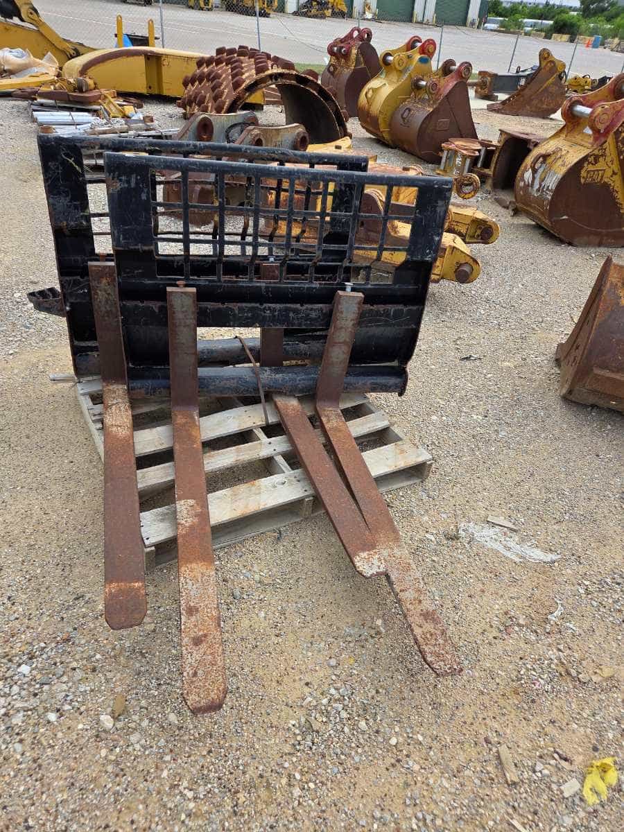 CAT CARRIAGE AND 48" FORKS FITS ALL SKID STEERS JBM image 5
