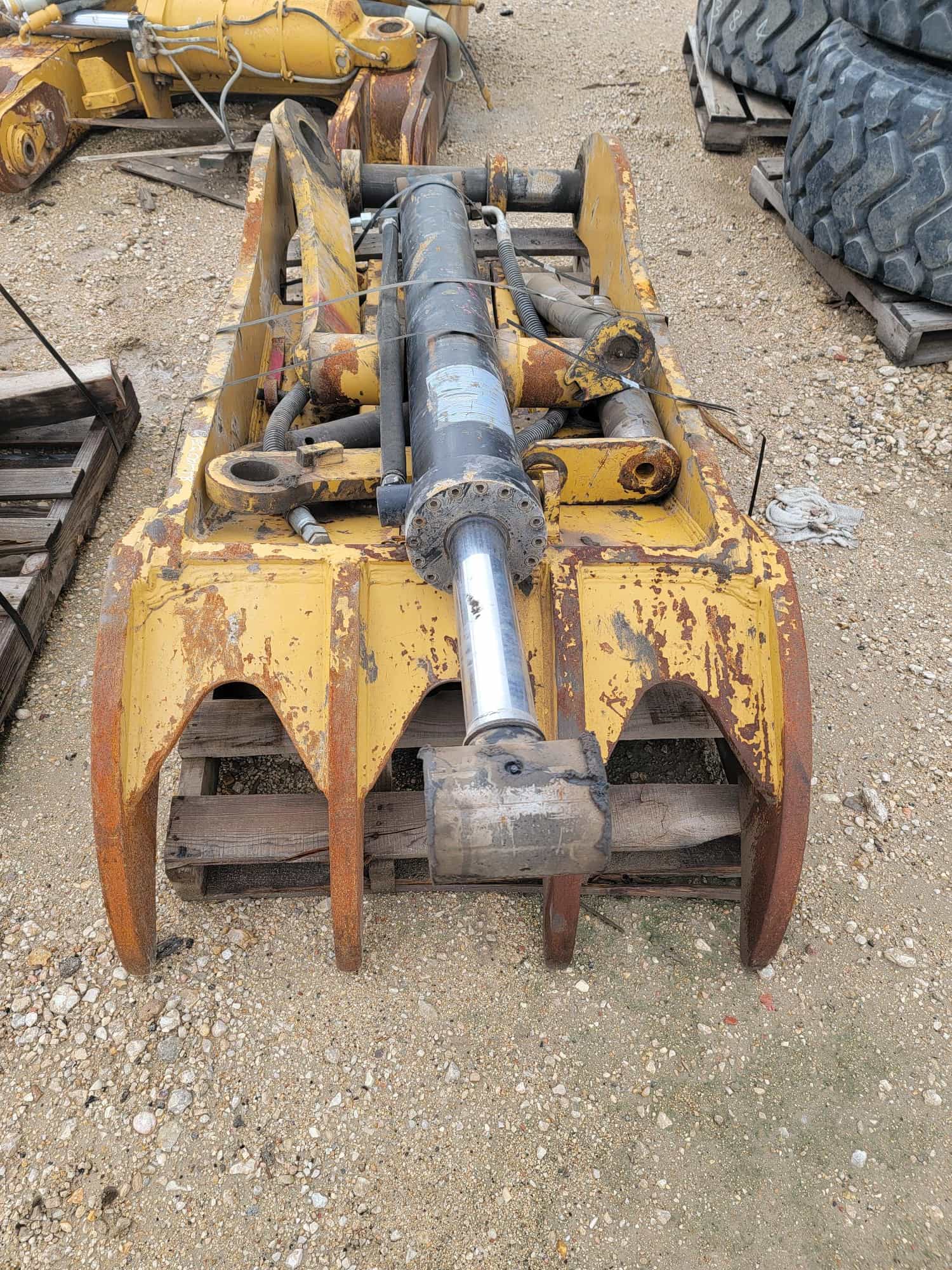 USED HYD THUMB FOR 72" COUPLER BUCKET MQ image 2