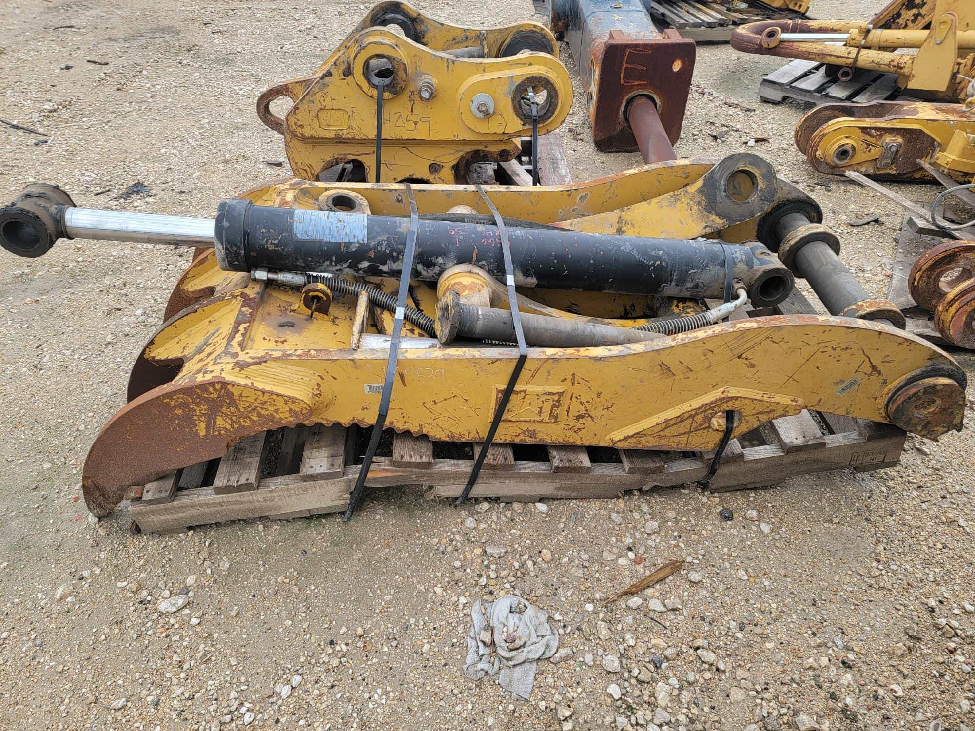 USED HYD THUMB FOR 72" COUPLER BUCKET MQ image 3