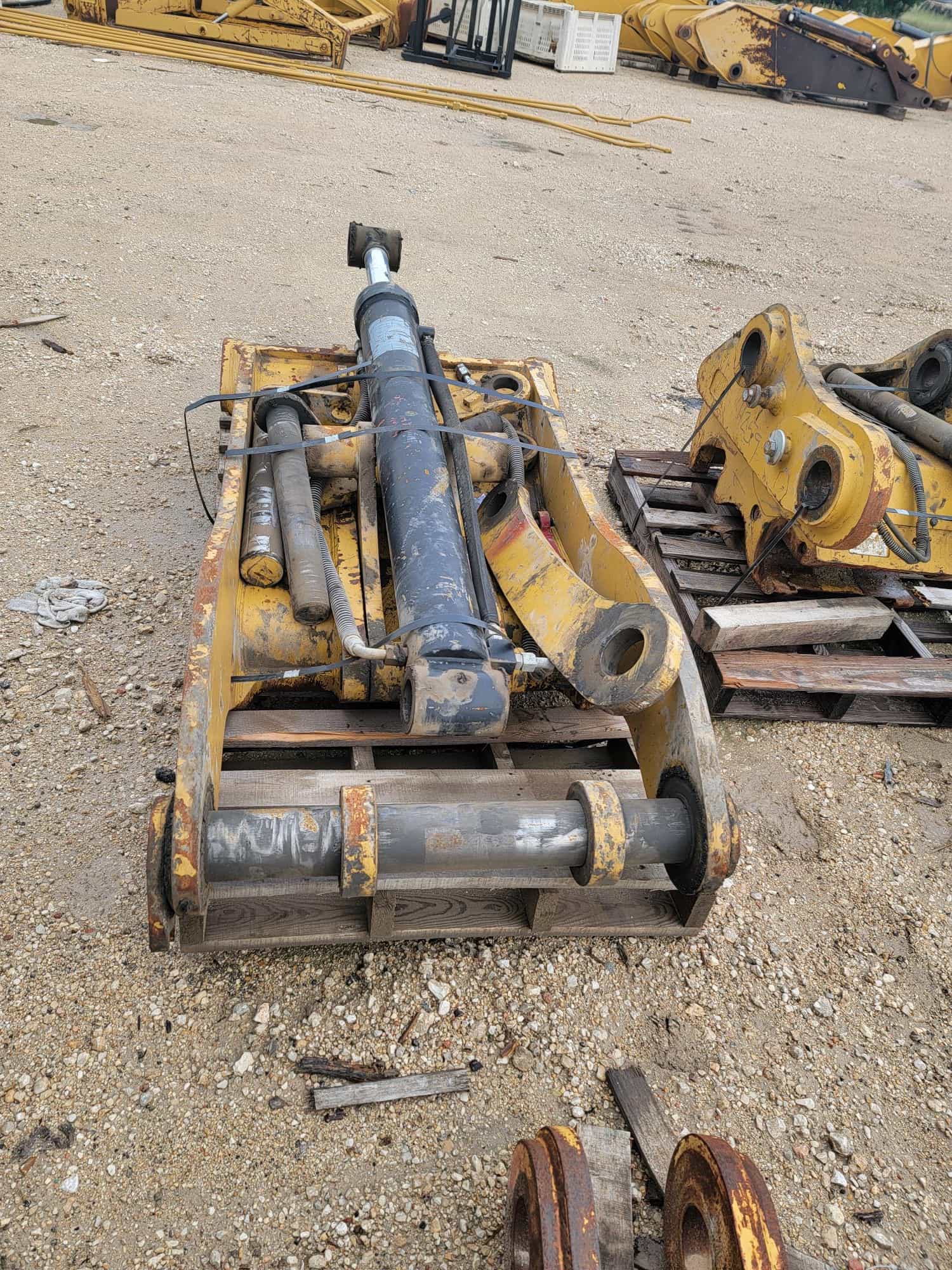 USED HYD THUMB FOR 72" COUPLER BUCKET MQ image 4