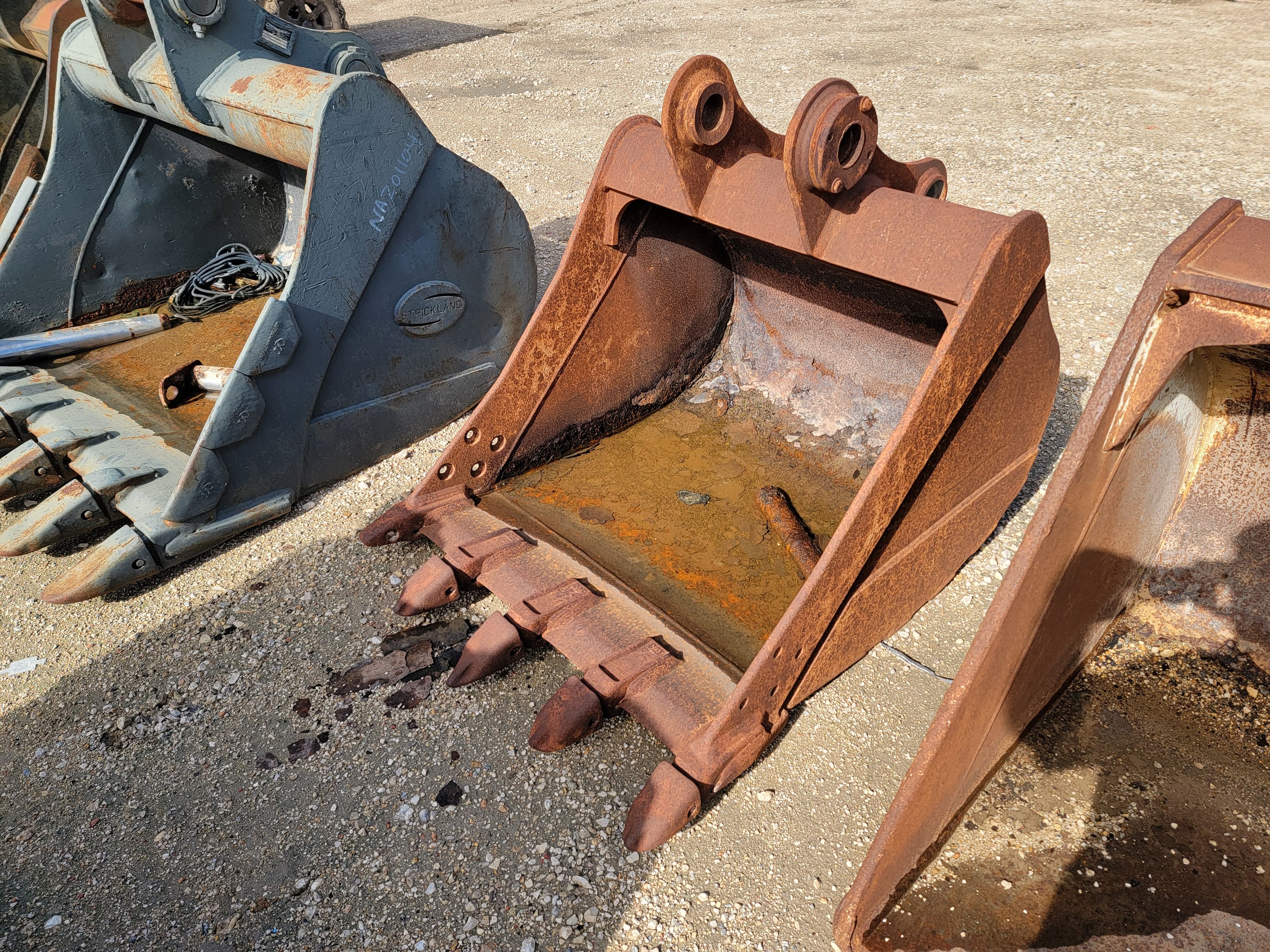 CAT 42" SEVERE DUTY BUCKET MISSING TOOTH/DAMAGES SEE PICS MQ image 1