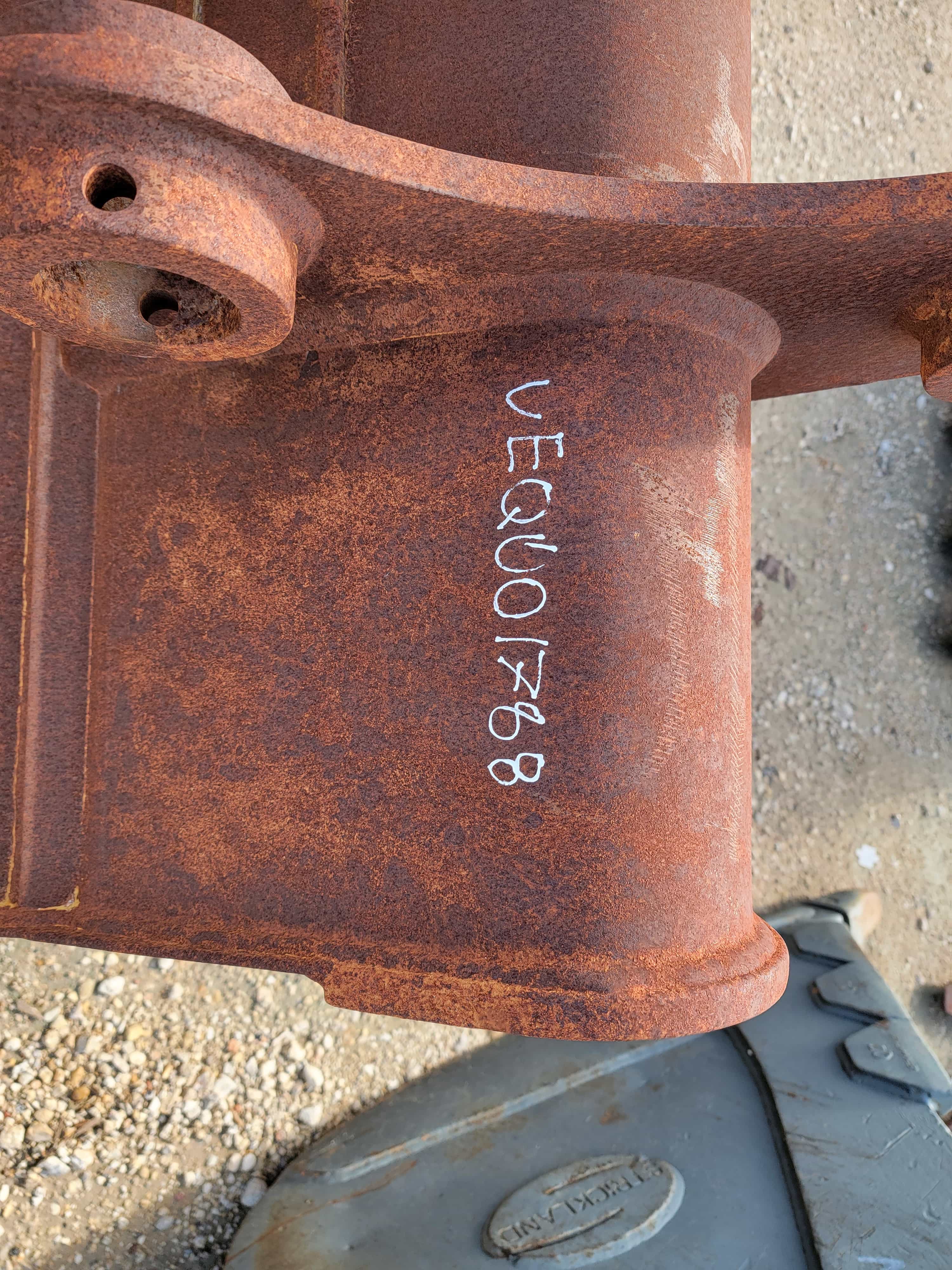 CAT 42" SEVERE DUTY BUCKET MISSING TOOTH/DAMAGES SEE PICS MQ image 2