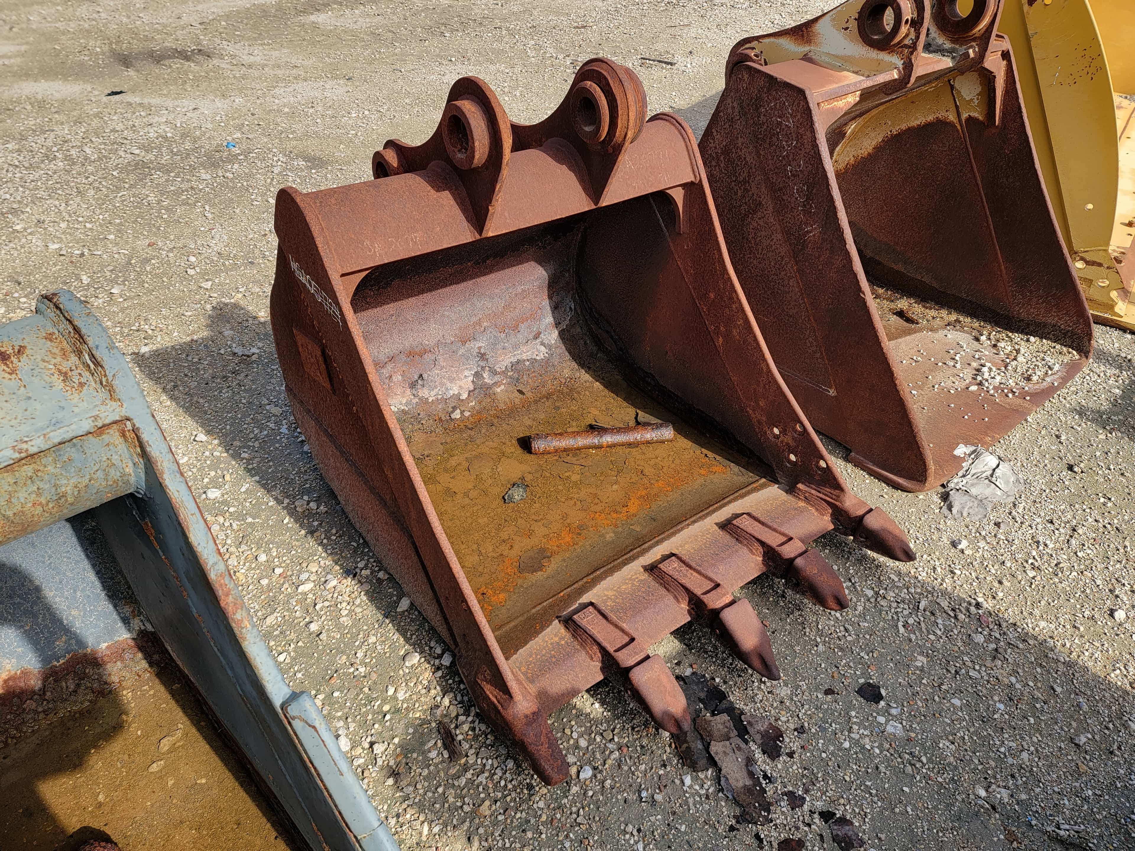 CAT 42" SEVERE DUTY BUCKET MISSING TOOTH/DAMAGES SEE PICS MQ image 3