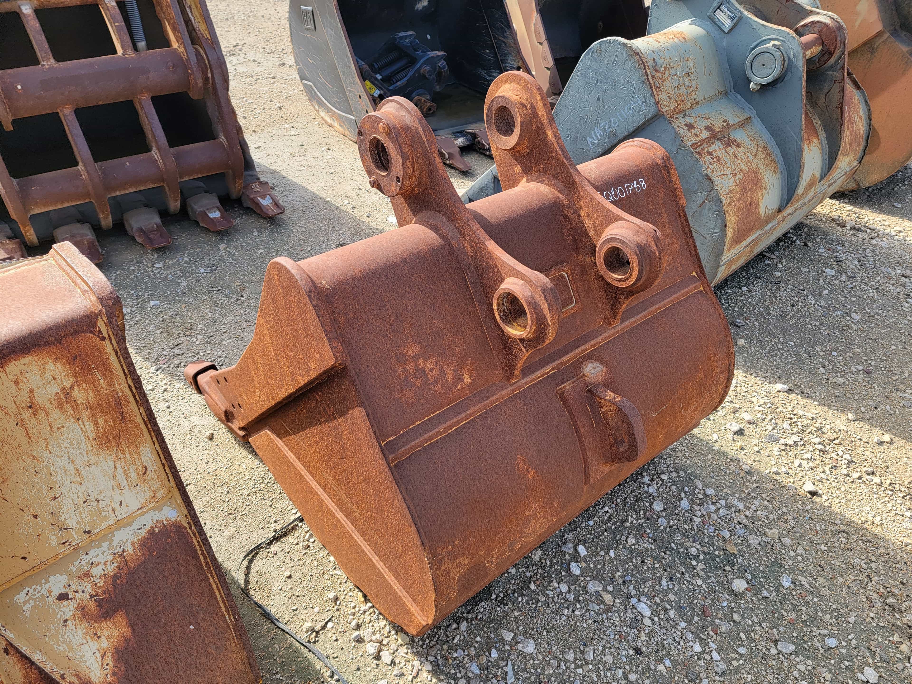 CAT 42" SEVERE DUTY BUCKET MISSING TOOTH/DAMAGES SEE PICS MQ image 4