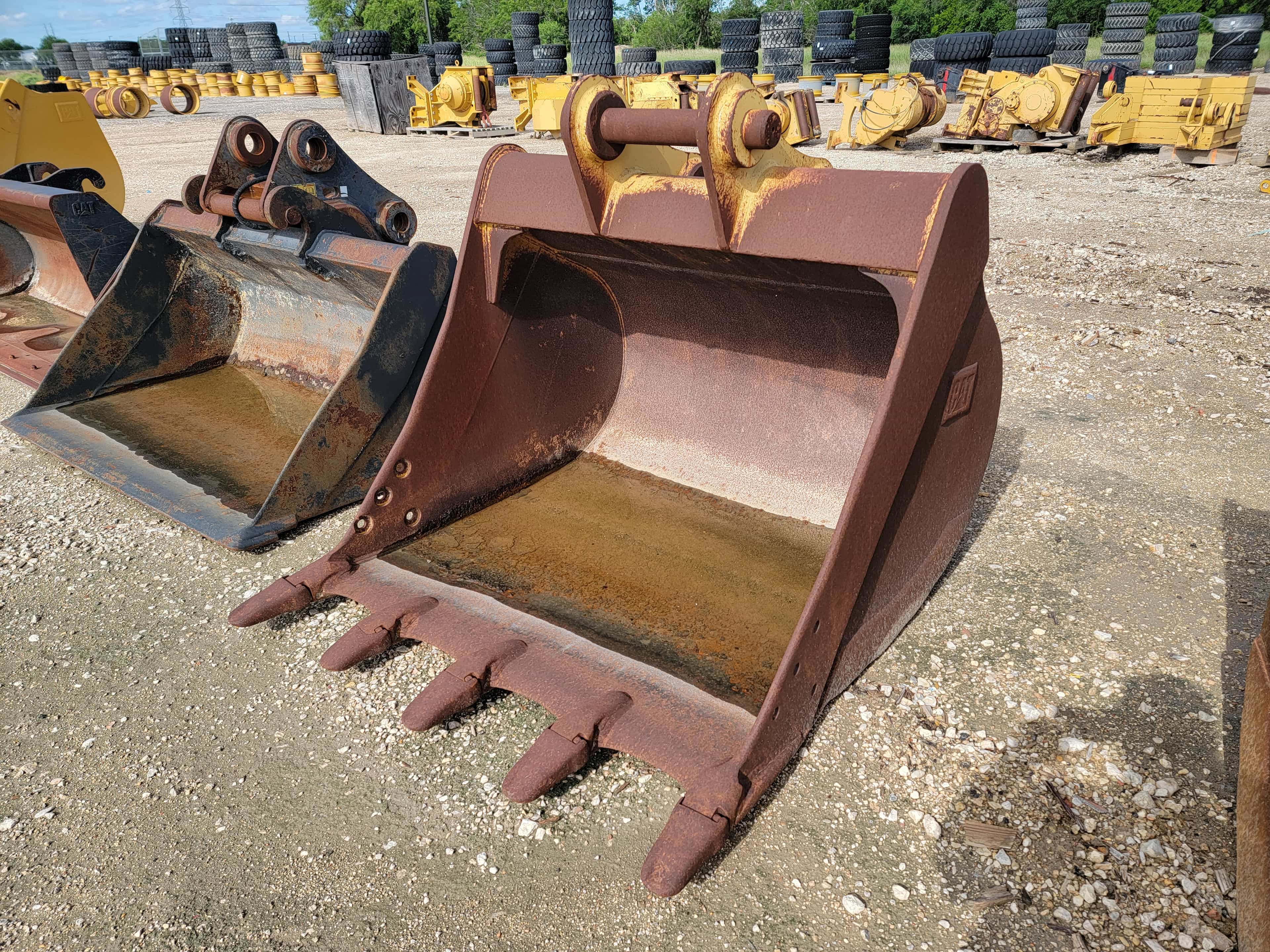 USED 54" CB BUCKET WORN BASE EDGE BETWEEN TEETH MQ image 4
