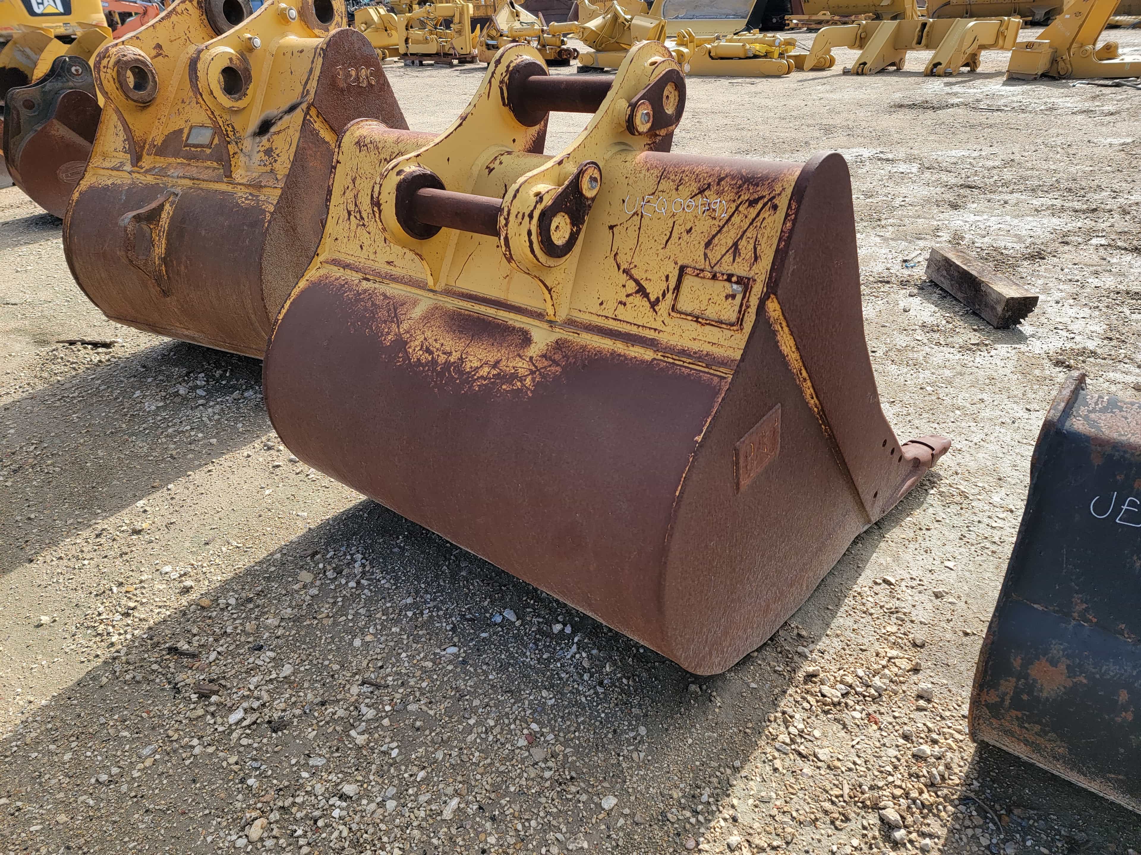 USED 54" CB BUCKET WORN BASE EDGE BETWEEN TEETH MQ image 5