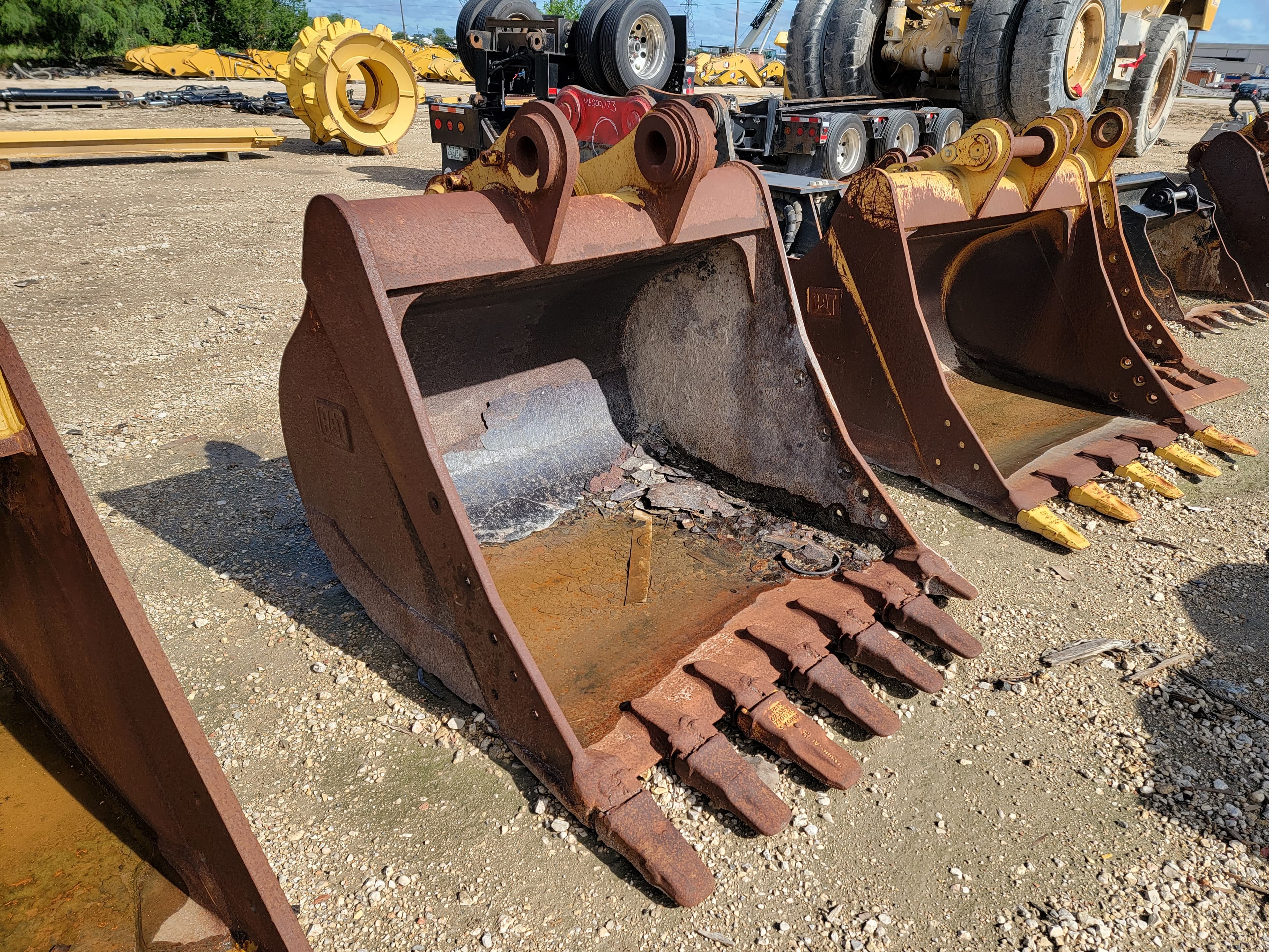 60" HD BUCKET **MISSING TOOTH / ROUGH BUCKET** MQ image 1