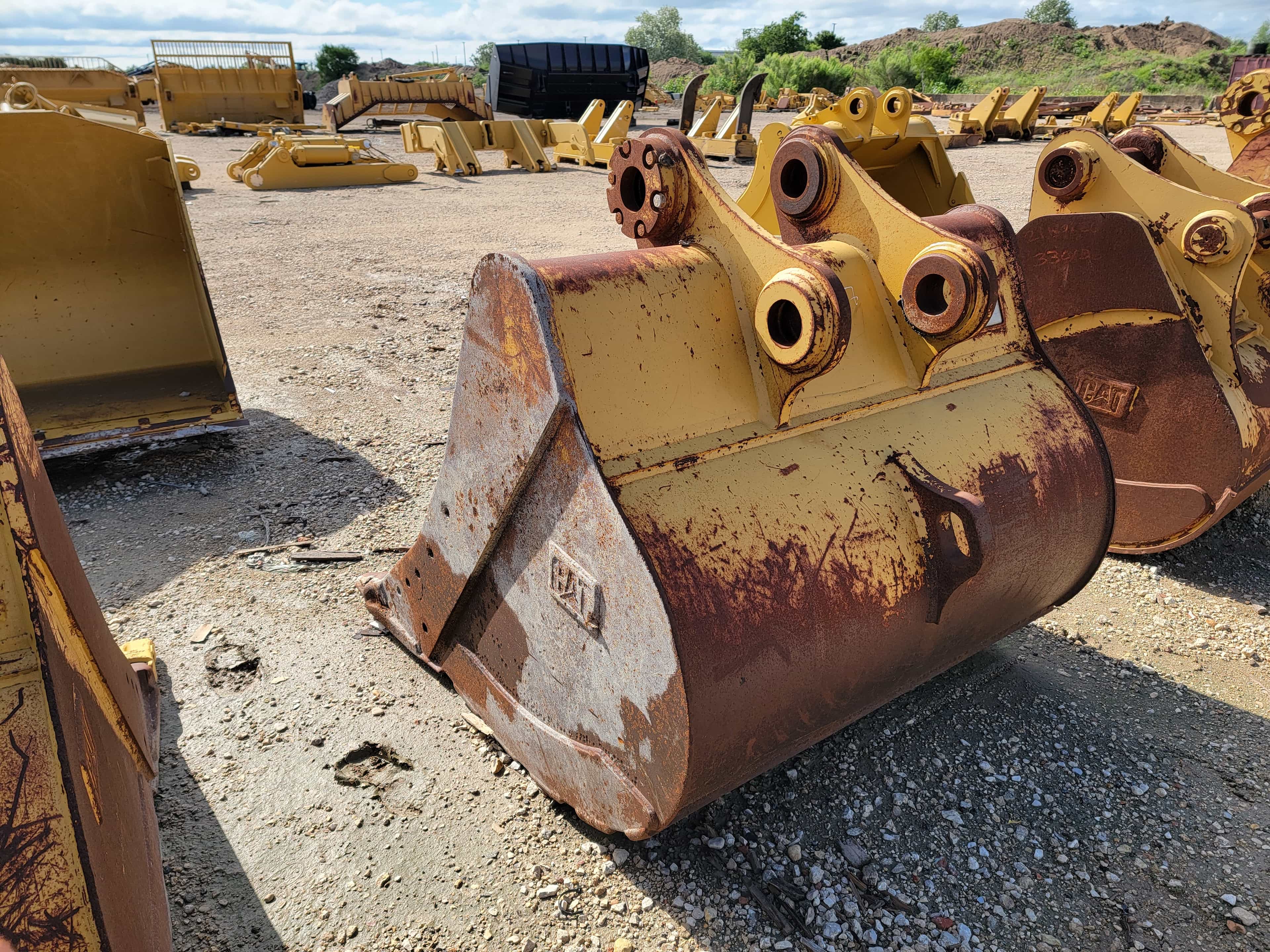 60" HD BUCKET **MISSING TOOTH / ROUGH BUCKET** MQ image 3