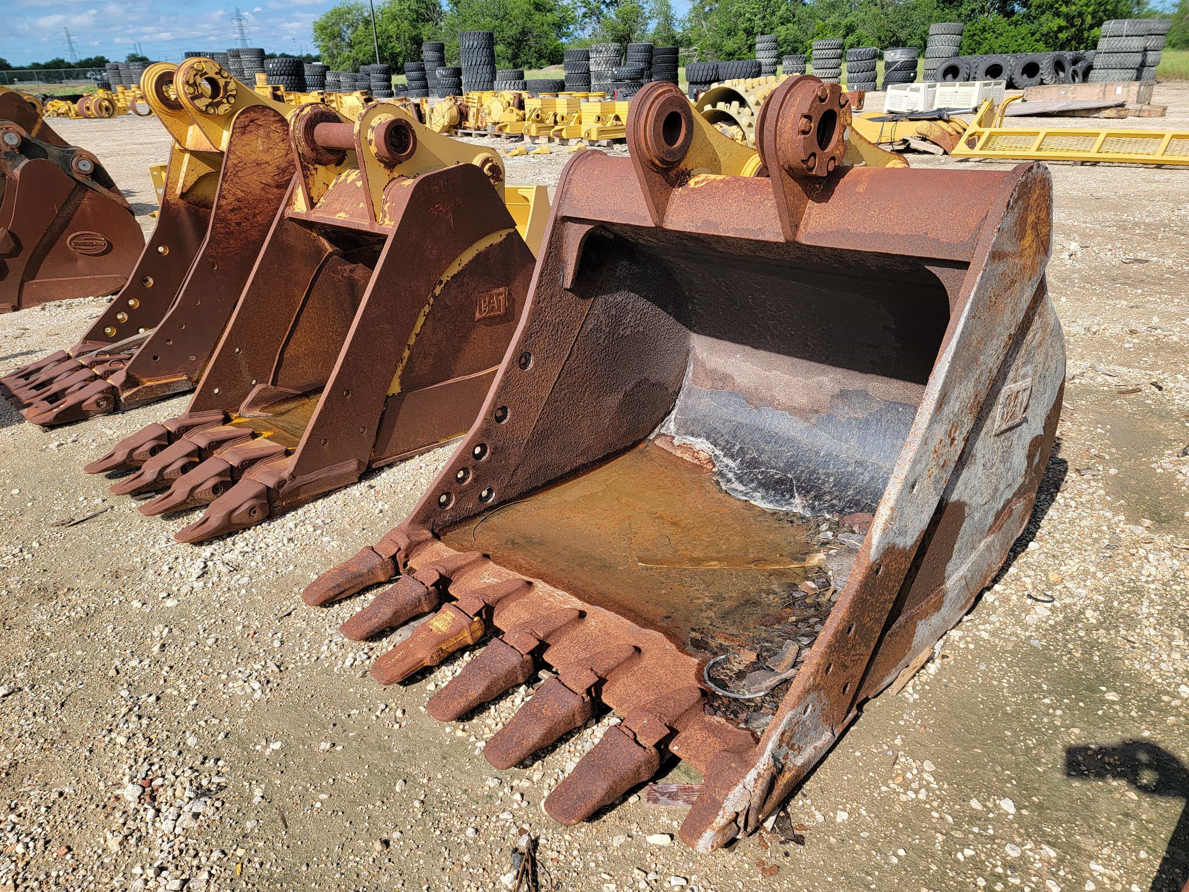 60" HD BUCKET **MISSING TOOTH / ROUGH BUCKET** MQ image 5