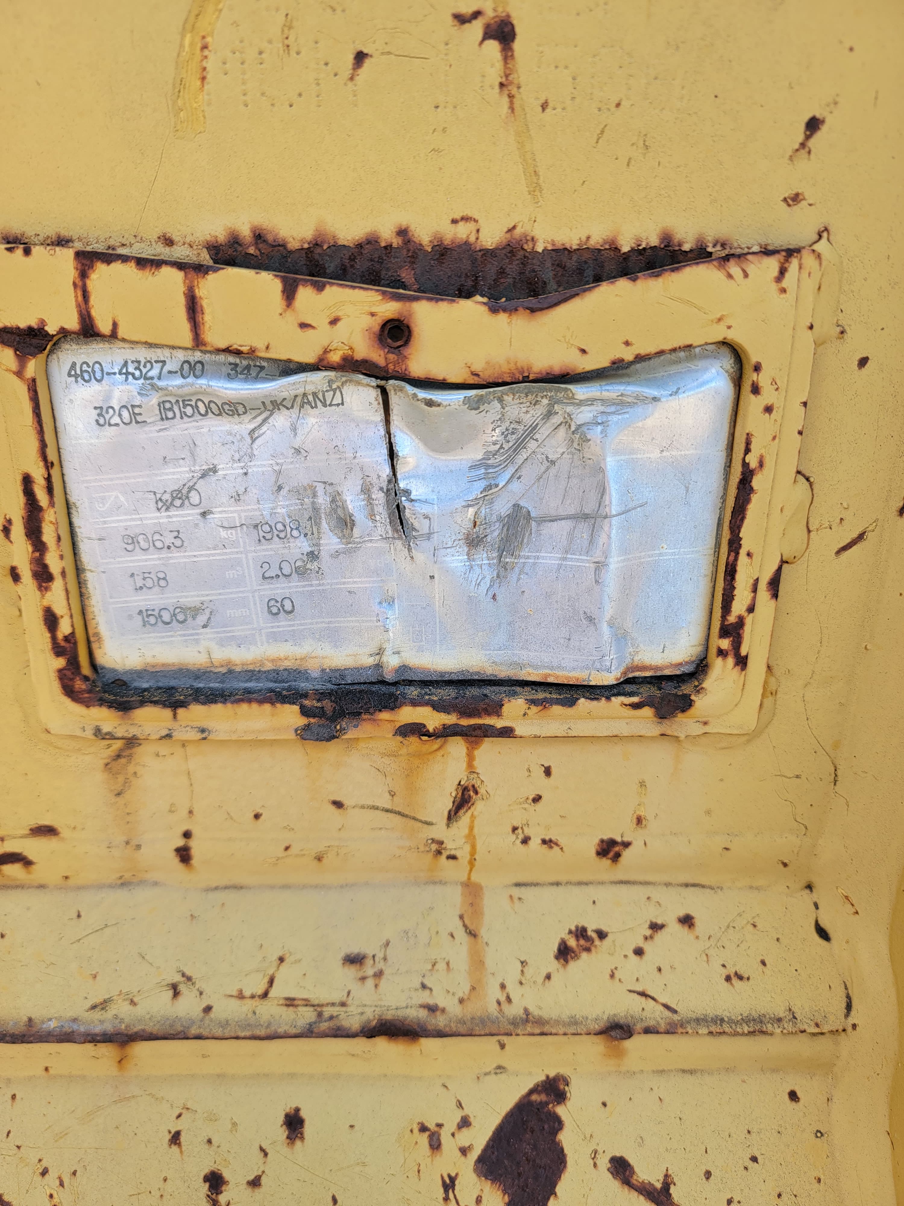 USED 320 60" BUCKET *WORN BETWEEN TEETH* MQ image 1