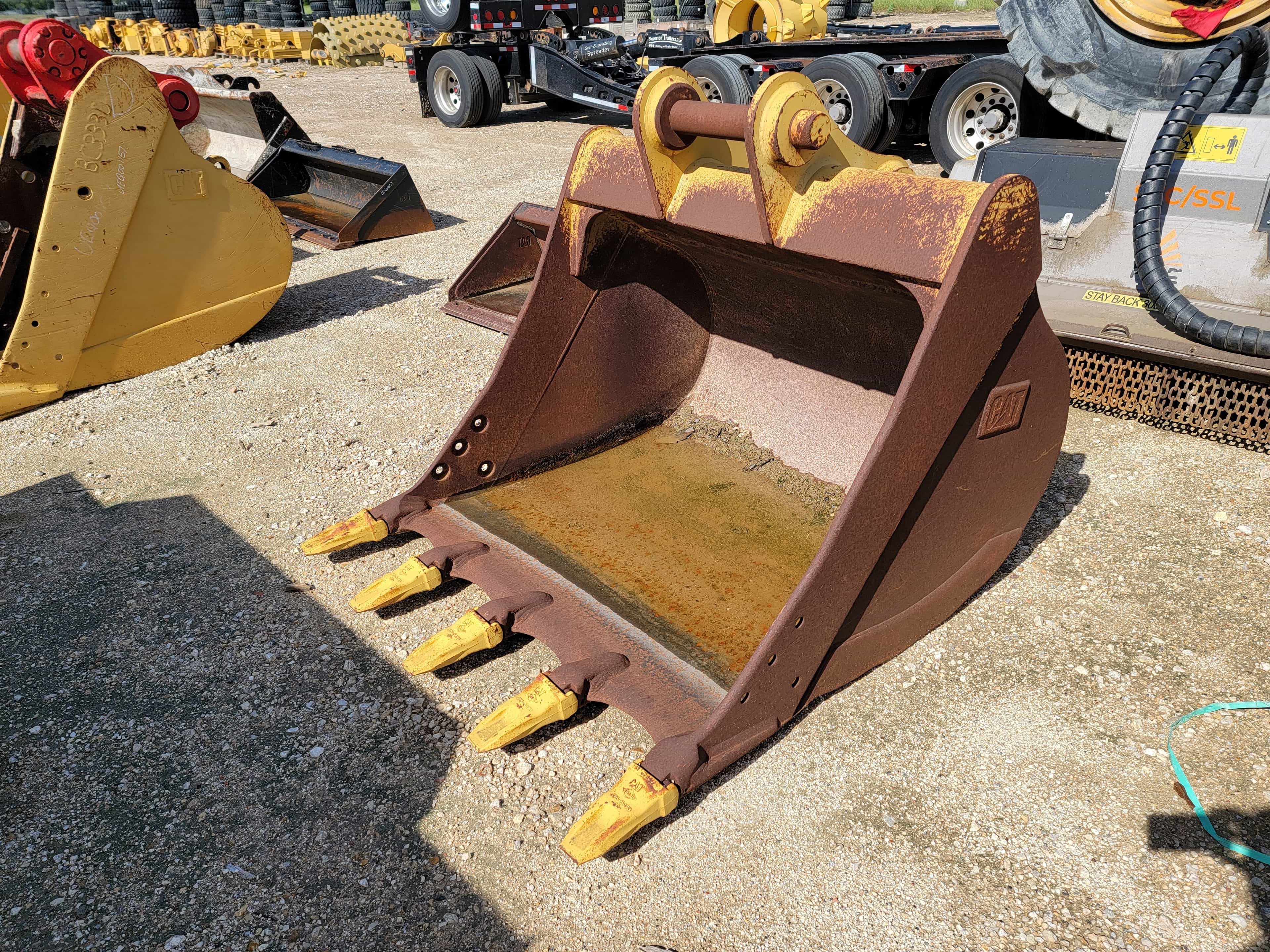 USED 320 60" BUCKET *WORN BETWEEN TEETH* MQ image 2