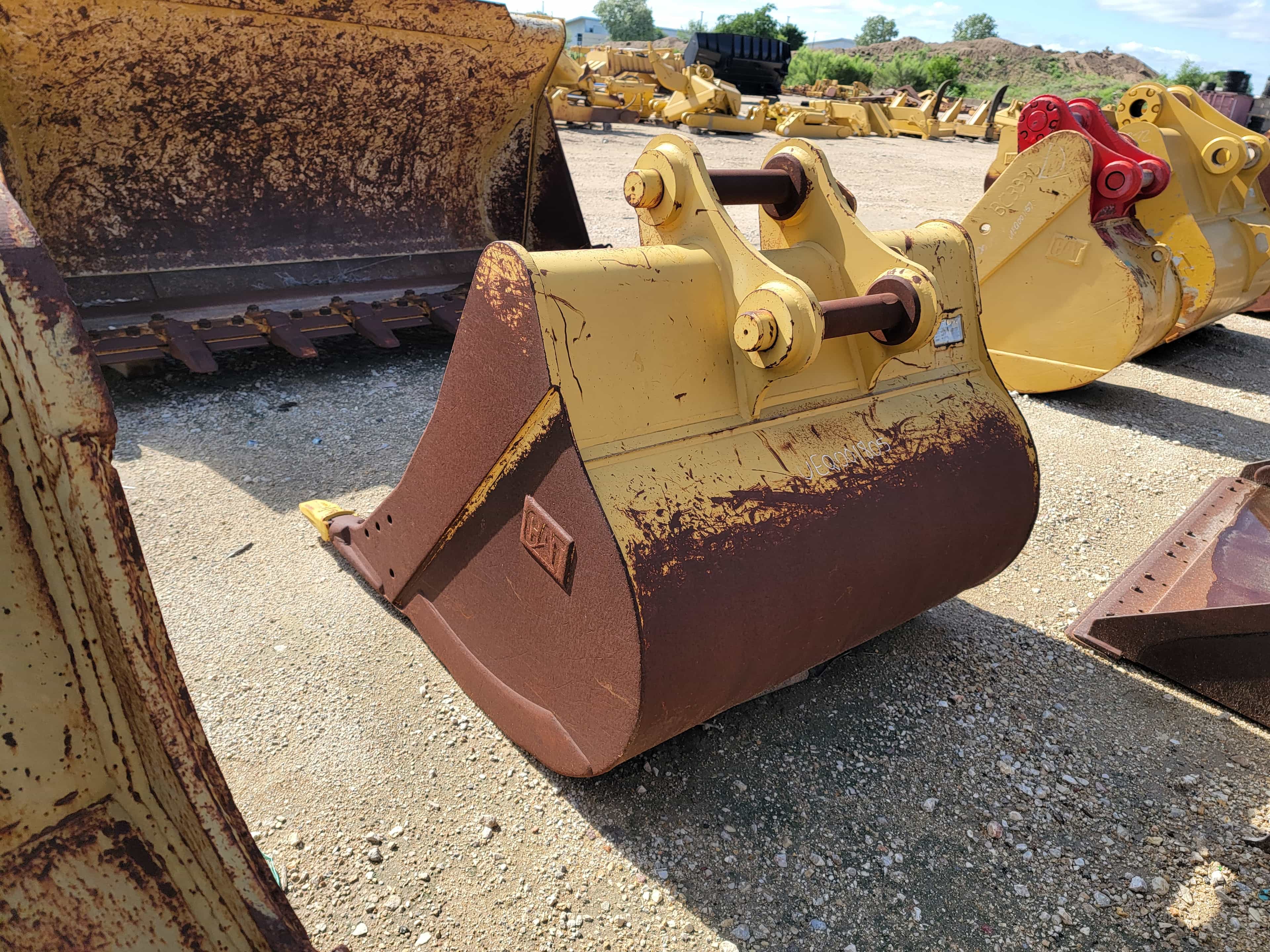 USED 320 60" BUCKET *WORN BETWEEN TEETH* MQ image 4